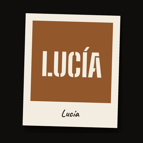 Tarjeta con el nombre «Lucía» recortado en letra de plantilla, para la cámara Lattea.