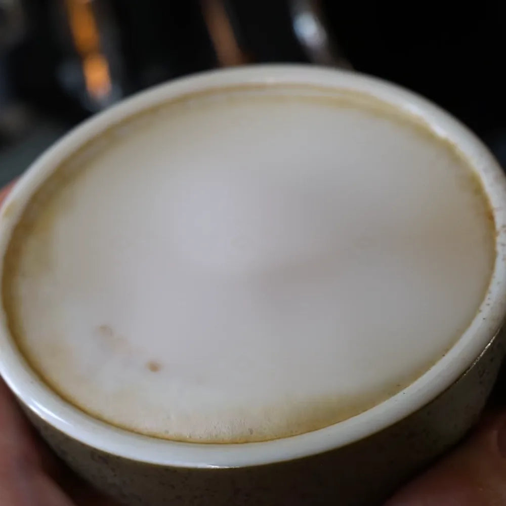 Capuchino visto desde arriba, con la espuma lisa