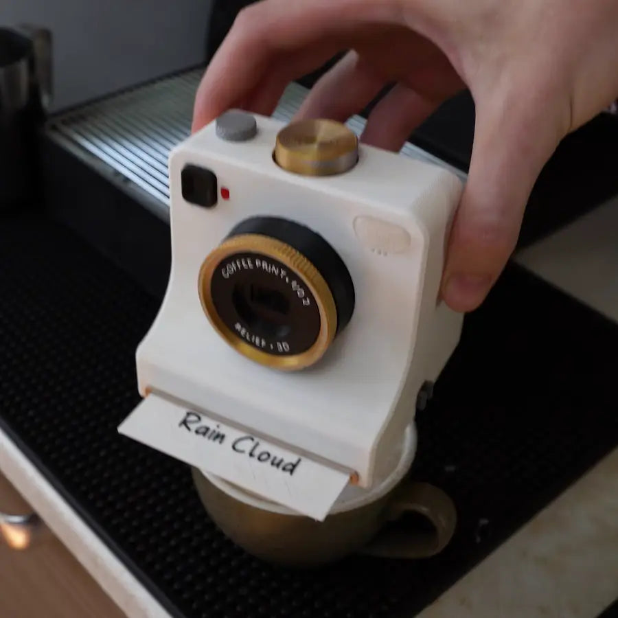 La cámara Lattea se coloca sobre una taza de capuchino